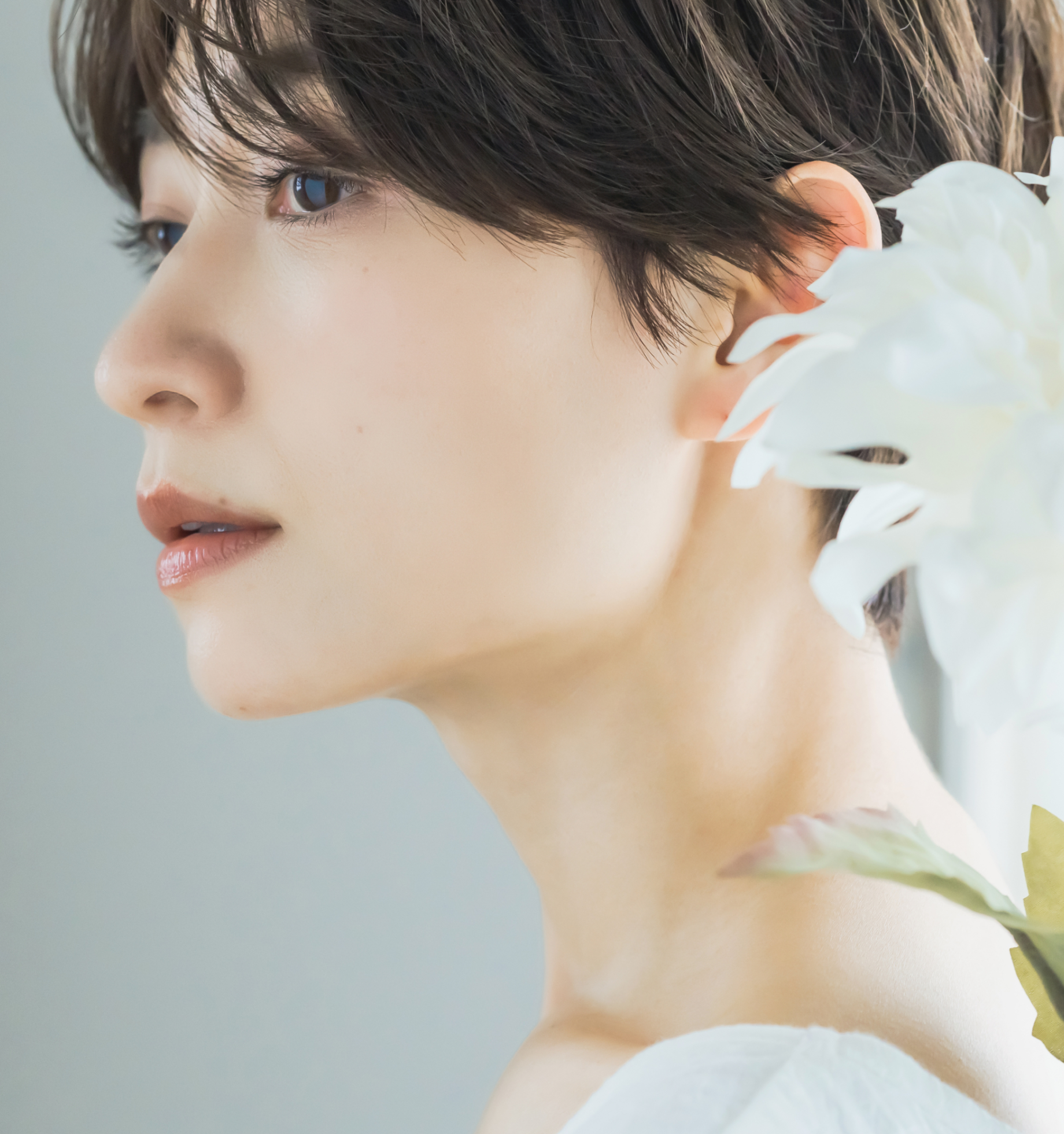 仕上がりを鏡で確認する女性